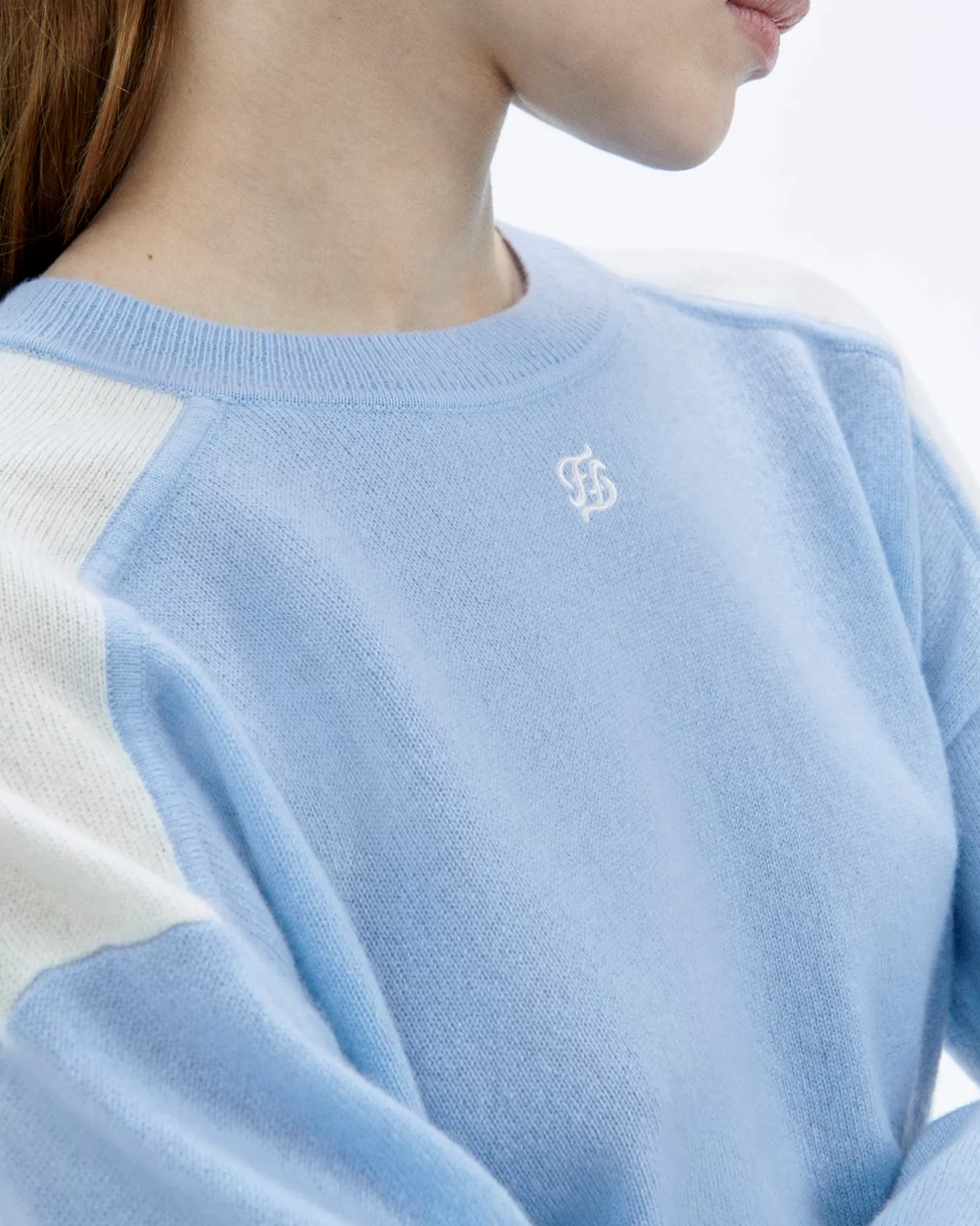 FROM FUTURE Pulls En Cachemire | Cols Ronds Cachemire | Pull Col Rond Bicolore Et Broderie Baby Blue